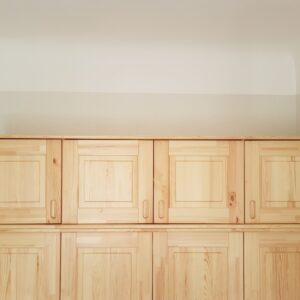 Mezzanin i massivt furuträ för fyrdörrars garderob